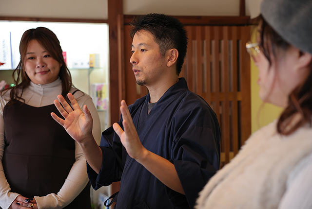 星六の歴史と味噌の説明するスタッフの中村亮さん