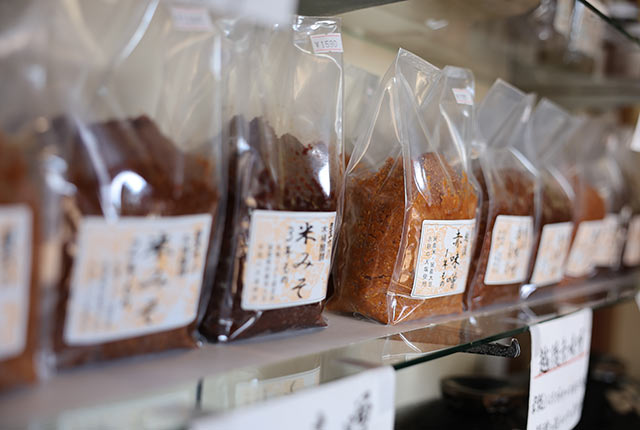星六店頭に並ぶ味噌
