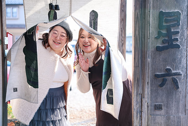 〈味噌 星六〉ののれんを潜るふたり