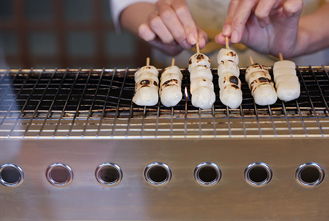 注文した串だんごをじっくり焼く様子