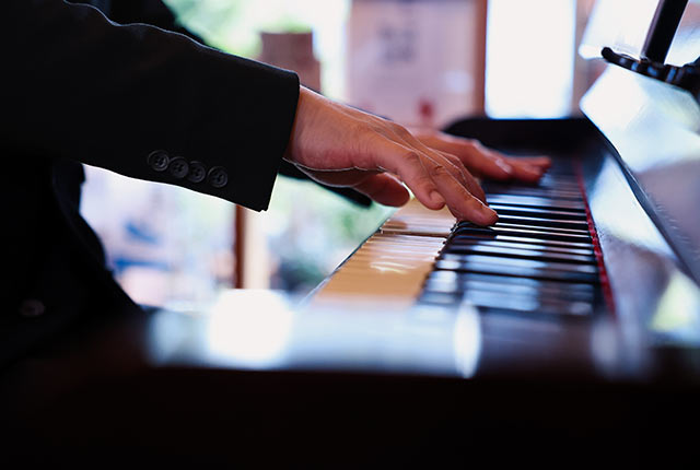 鍵盤に添えられた手