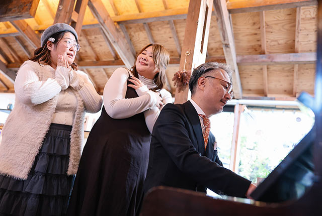 ピアノを弾く斎藤さん