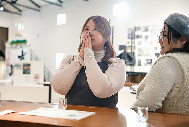 祈るチカポンさん
