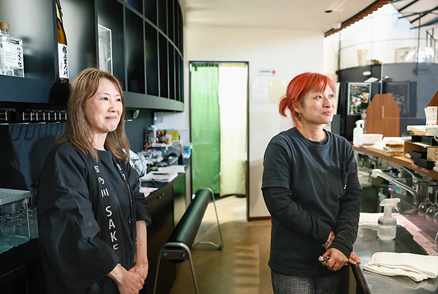 利き酒を見守るスタッフさん