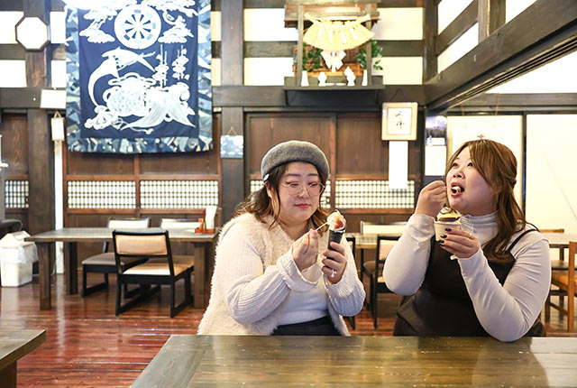 ジェラートとアイスを頬張るふたり