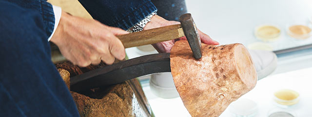 銅板を金槌で叩いて形を起こす「鎚起銅器」の様子