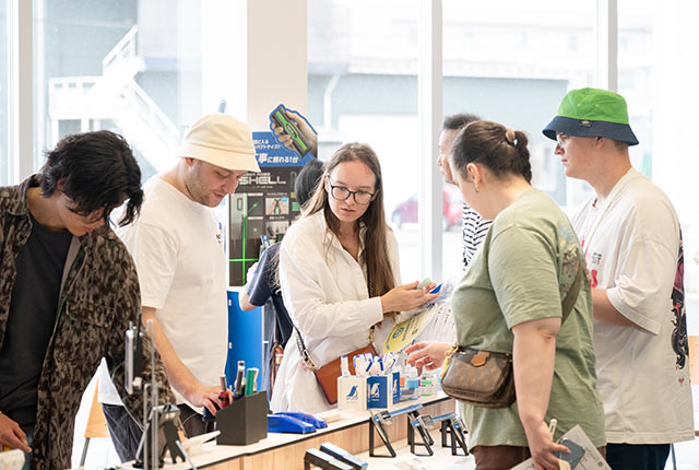 〈燕三条 工場の祭典〉で工芸品を見学する訪日外国人たち