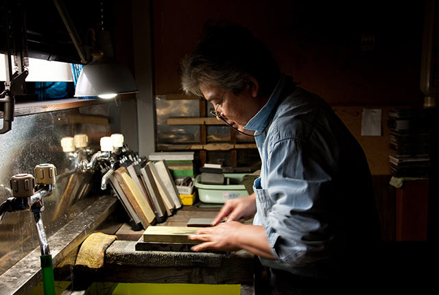 包丁研ぎの様子