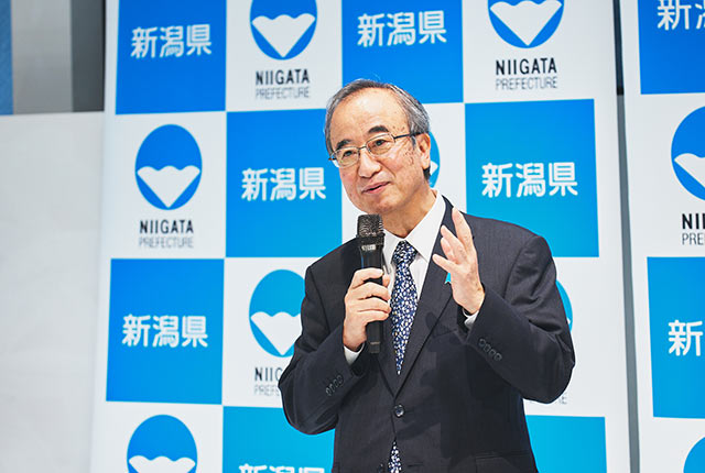 イベント『世界が認めるものづくりの聖地-新潟県燕三条』でコメントする花角知事