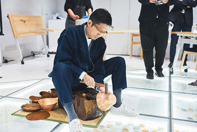 銅板を金槌で叩いて形を起こす様子