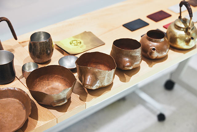 鎚起(ついき)で徐々に完成していく各段階の湯沸かしが展示されている