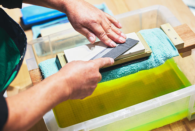 包丁を研ぐ日野浦さんの手元