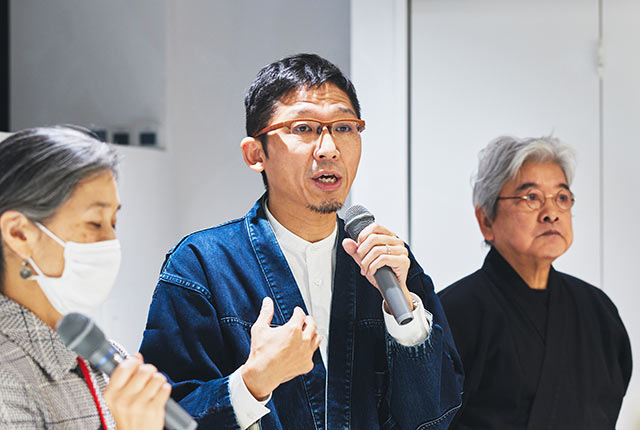 マイクを持ちコメント中の山田さん