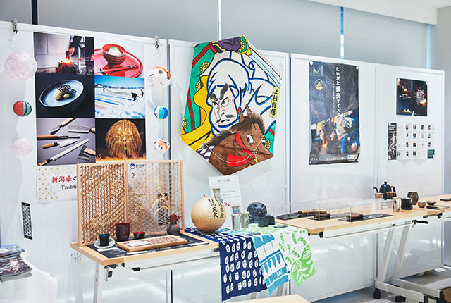 打ち上げ花火や鬼瓦、手ぬぐいや包丁など新潟県でつくられる工芸品が展示されている