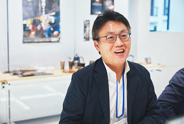 取材にこたえる韓国メディア特派員