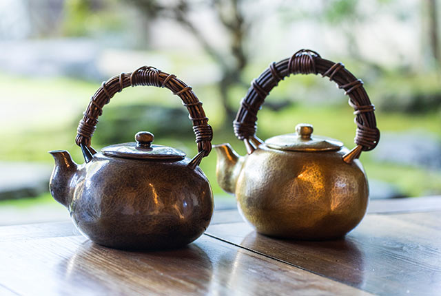 「口打出」で打ち出された2つの湯沸かし