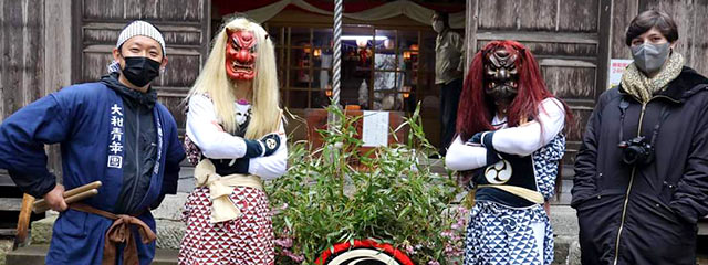 面をかぶった２人の鬼と太鼓を叩く人、ナタリーさんが並んでいる