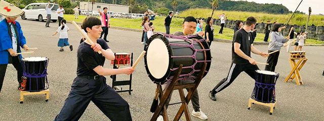 屋外での和太鼓の練習風景