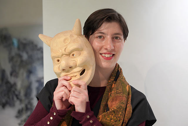 鬼面を手にするナタリー・ホンメルさん