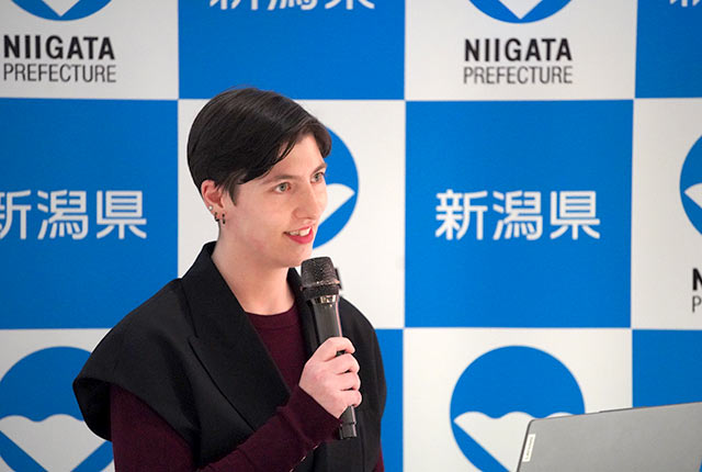 トークイベントで登壇中のナタリーさん