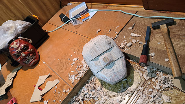 おおよその顔の形に削られた桐材