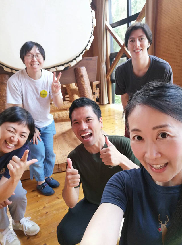 〈佐渡太鼓倶楽部〉の練習中に記念撮影