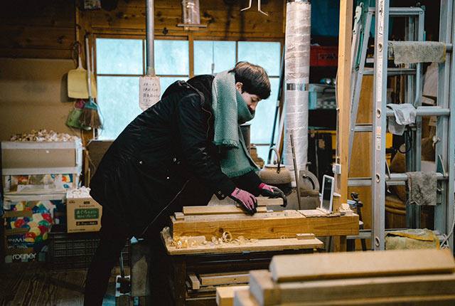 バチ用の木材に鉋をかけている