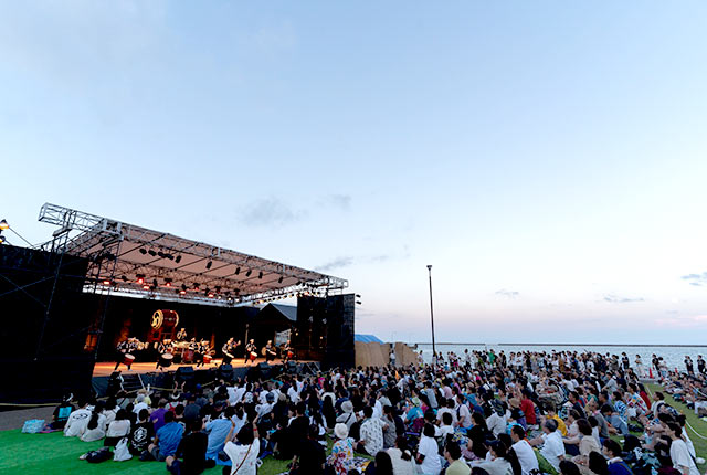 「アース・セレブレーション」のステージと観客の様子