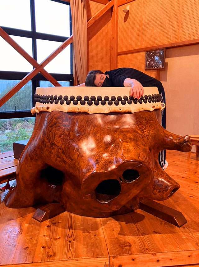 大きな和太鼓を抱きかかえるナタリーさん