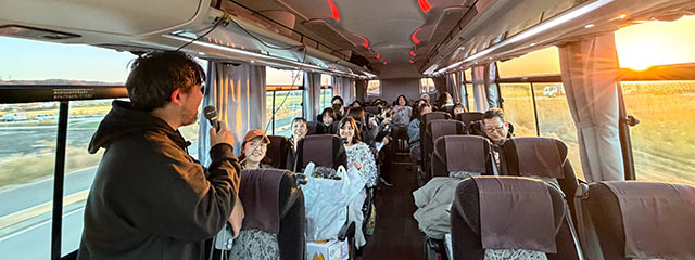 大型バス車内でのラジオ収録の様子