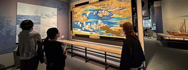 〈みなとぴあ〉で展示を鑑賞中