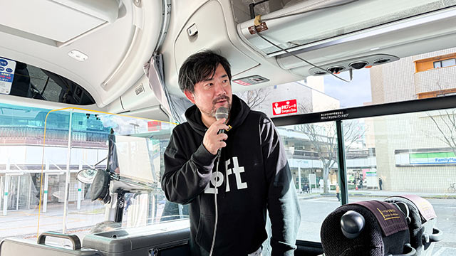 バス内で挨拶をする〈ドングリFM〉のMC、narumiさん