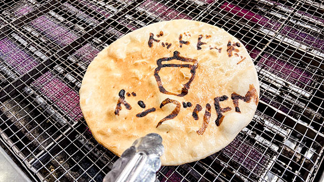 せんべいにどんぐりの絵とドングリFMの文字が浮かび上がっている