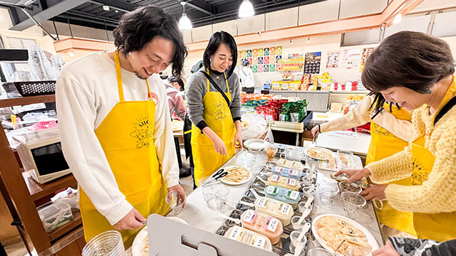 様々な味付けパウダーが用意されており、各人がフリフリしている