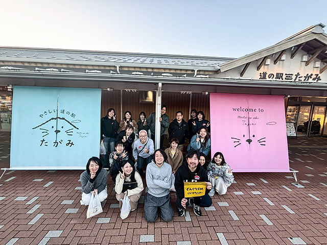 〈道の駅たがみ〉で参加者全員で記念撮影