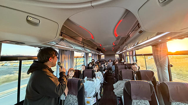 バスの前方に立ち話し始めるnarumiさん