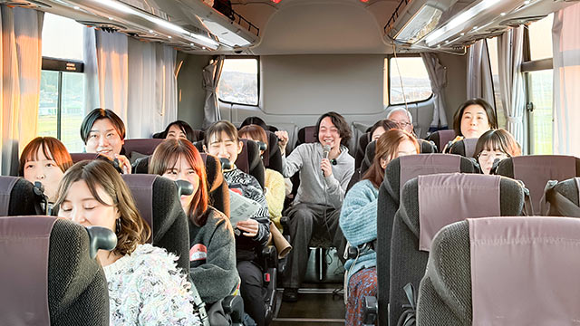 なつめぐさんは最後部座席に座りラジオ収録