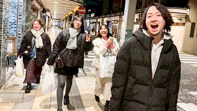 アーケードを歩く買い出し班