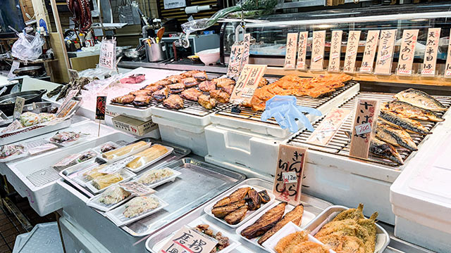 〈鈴木鮮魚店〉の惣菜コーナー