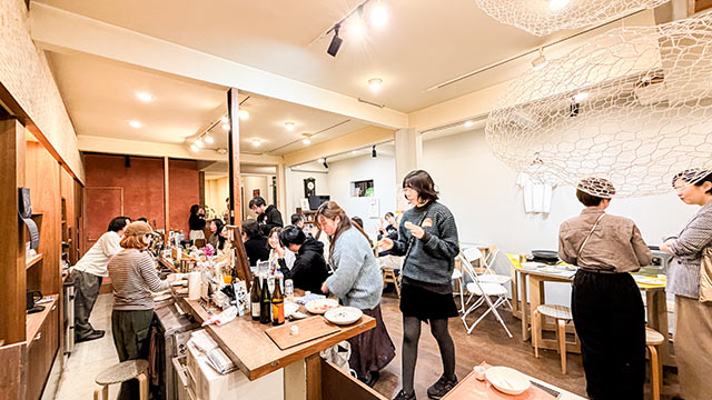 盛り上がる手巻き寿司パーティの様子