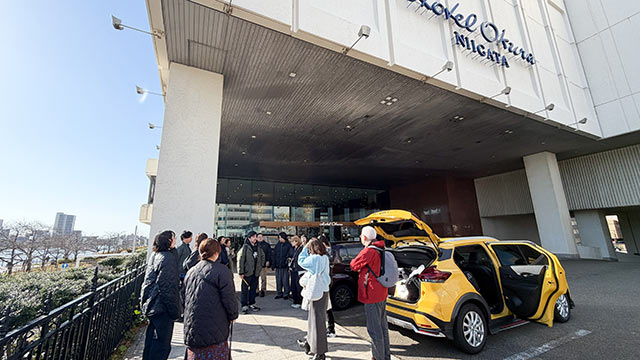 ホテルオークラ新潟の入口に集合