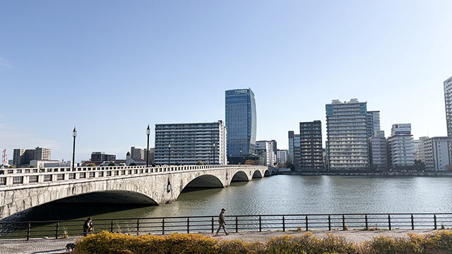 信濃川と萬代橋、その先にビル群