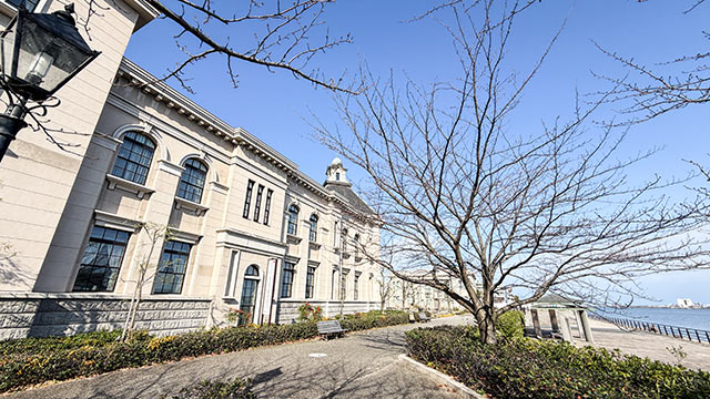 白が基調で瀟洒な建物の〈みなとぴあ〉