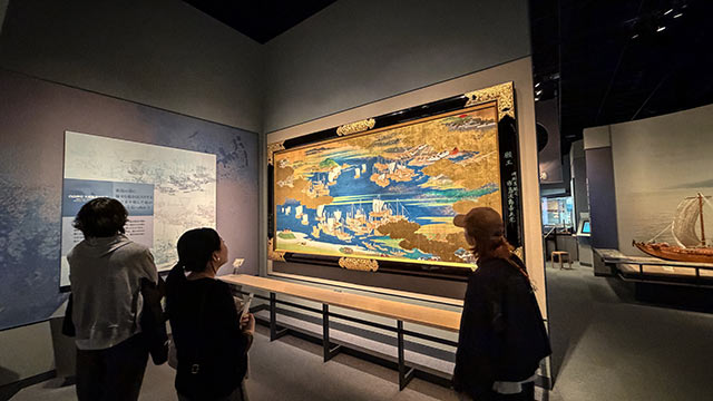 『白山神社大船絵馬』を鑑賞中