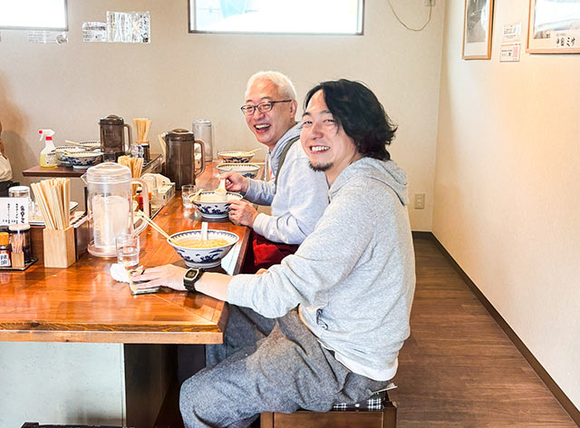 〈食堂ミサ〉のカウンターでラーメンを味わっている