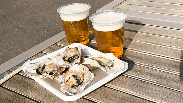テラス席に置かれた焼き牡蠣と生ビール