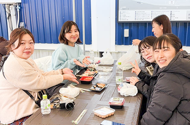 お寿司や海鮮丼などを堪能する面々