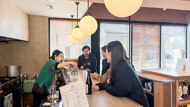 カウンターごしにおすすめを聞き込み中