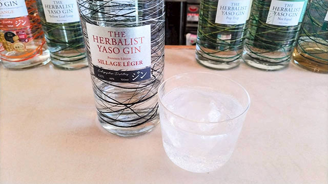 〈YASO GIN〉のボトルとソーダ割り