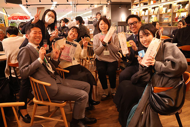 賞品を手にしてカメラに笑顔を向ける優勝した緑チーム